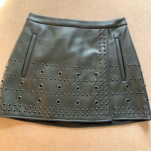 🖤BCBGMaxAzria faux mini leather skirt - Picture 4 of 6